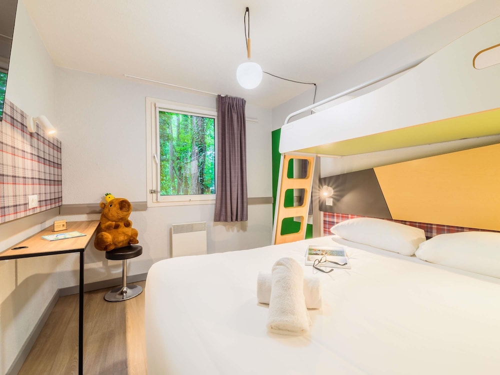 Habitación PURE triple con 1 cama doble y 1 cama individual del hotel Greet Annecy Cran Gevrier By Accor. Foto 13
