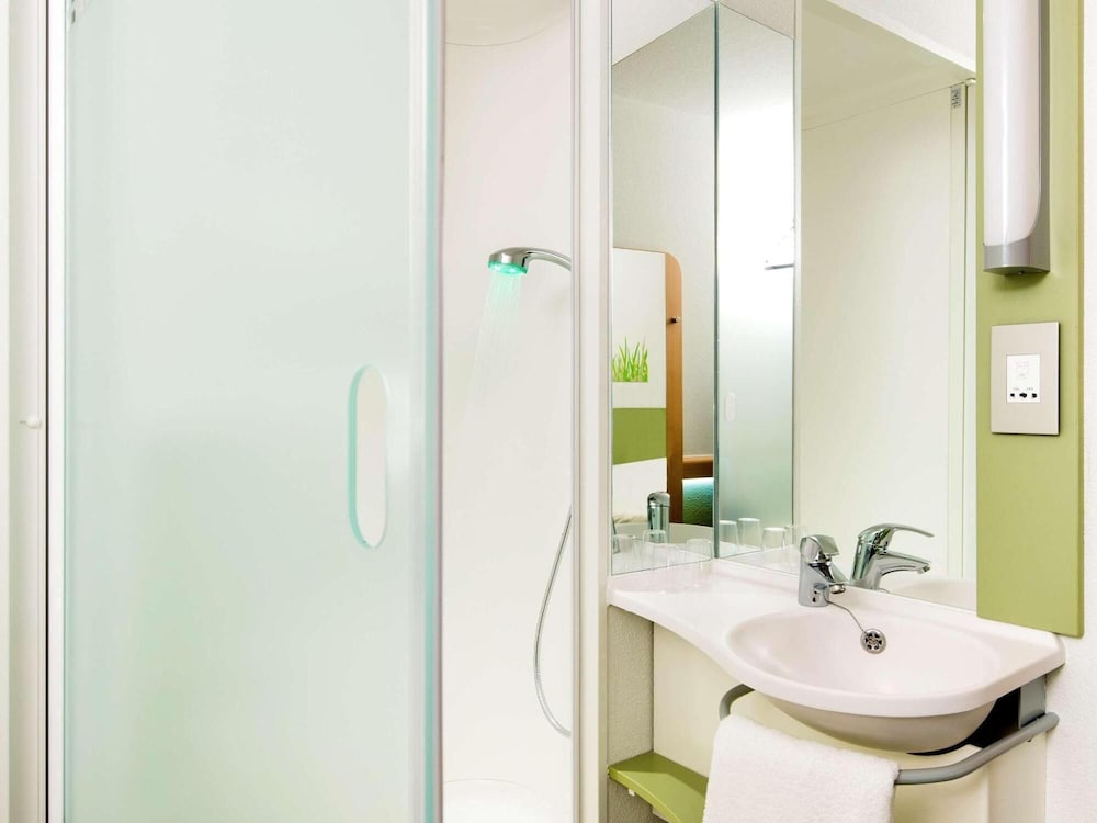 Habitación Familiar del hotel Ibis Budget Roanne. Foto 3