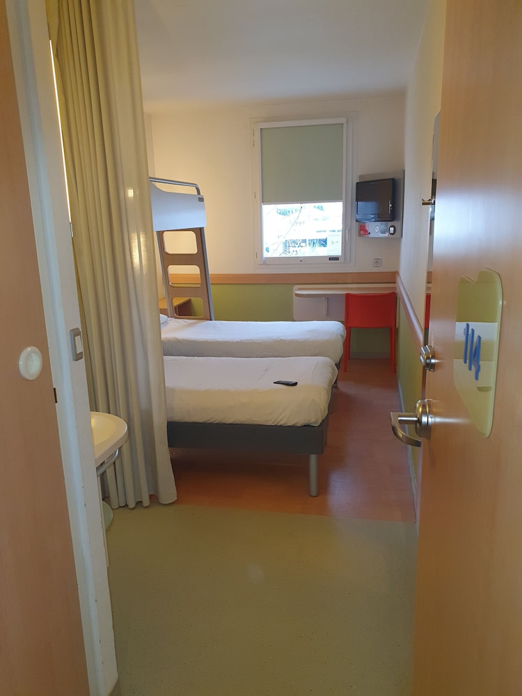 TRIPLE - Habitación con 3 camas individuales del hotel Ibis Budget Roanne. Foto 1