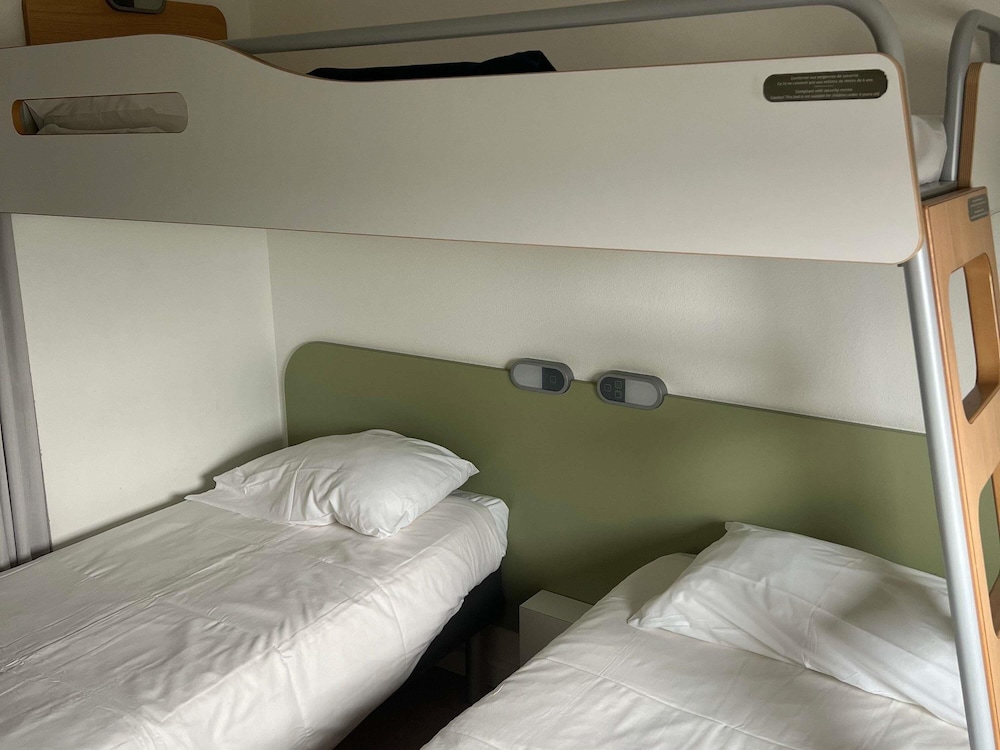 TRIPLE - Habitación con 3 camas individuales del hotel Ibis Budget Roanne. Foto 5