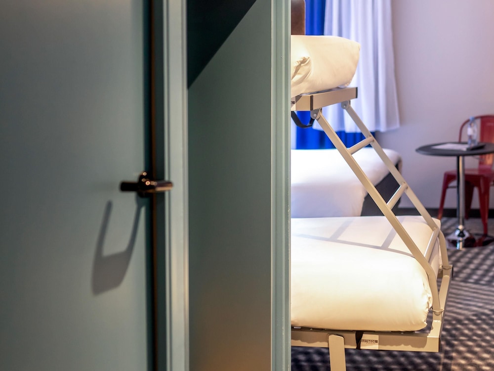 Habitación familiar con 1 cama doble y 2 literas del hotel Ibis Styles Saint Étienne Gare Châteaucreux