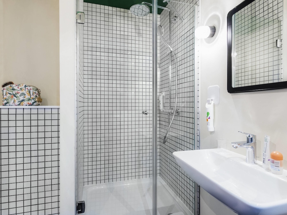 Habitación estándar con 2 camas individuales del hotel ibis Styles Lyon Meyzieu Arena Stadium. Foto 2