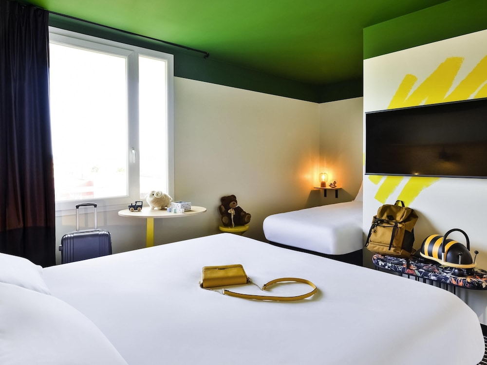 Habitación Estándar con 1 cama doble y sofá del hotel ibis Styles Lyon Meyzieu Arena Stadium