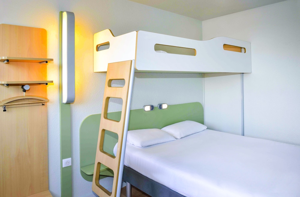 TRIPLE - Habitación con una cama grande y una litera del hotel ibis budget Lyon Saint Genis Laval. Foto 1