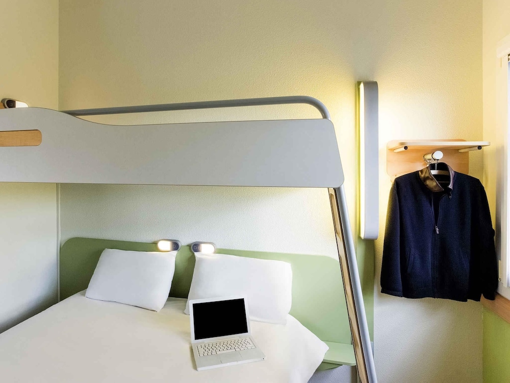 TRIPLE - Habitación con una cama grande y una litera del hotel ibis budget Lyon Saint Genis Laval. Foto 5