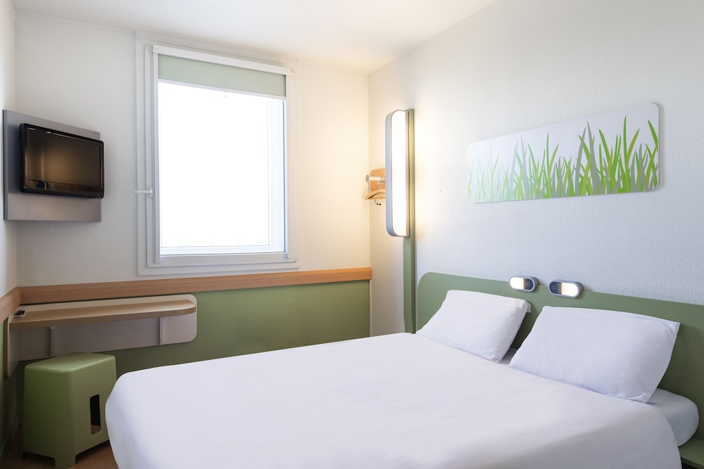 DOBLE - Habitación con una cama grande del hotel ibis budget Lyon Saint Genis Laval. Foto 2