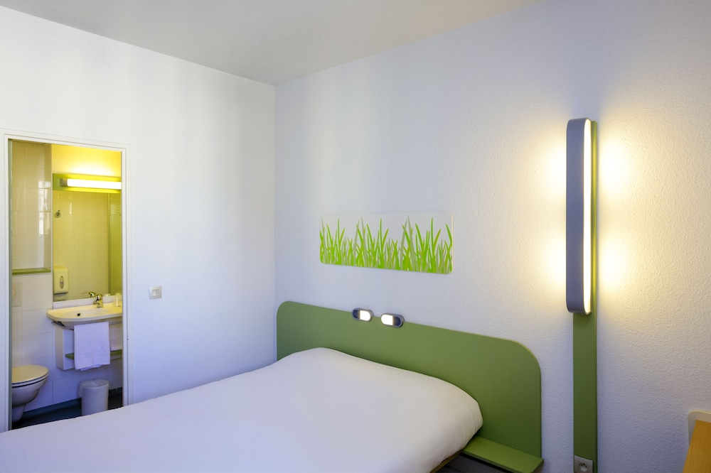 DOBLE - Habitación con una cama grande del hotel ibis budget Lyon Saint Genis Laval. Foto 3