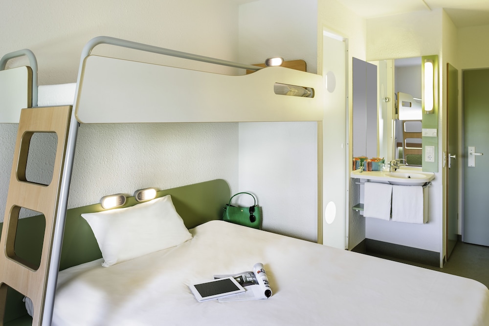 DOBLE - Habitación con una cama grande del hotel ibis budget Lyon Saint Genis Laval. Foto 4