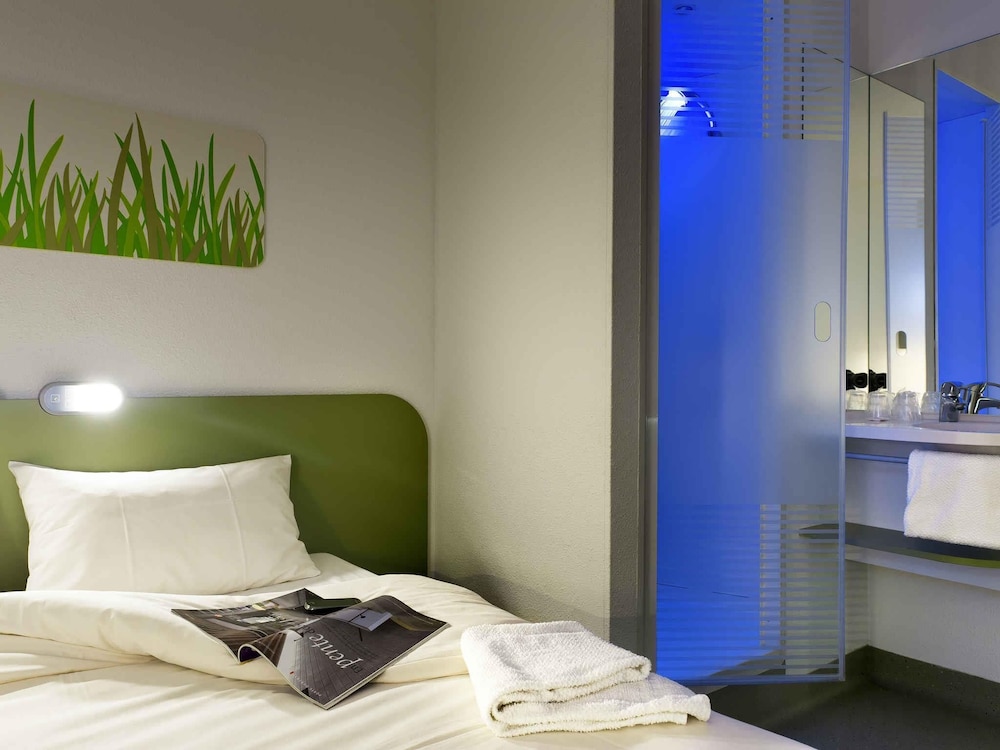 DOBLE - Habitación con una cama grande del hotel ibis budget Lyon Saint Genis Laval. Foto 7