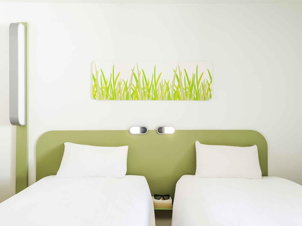 TWIN - Habitación con camas individuales del hotel ibis budget Lyon Saint Genis Laval. Foto 1