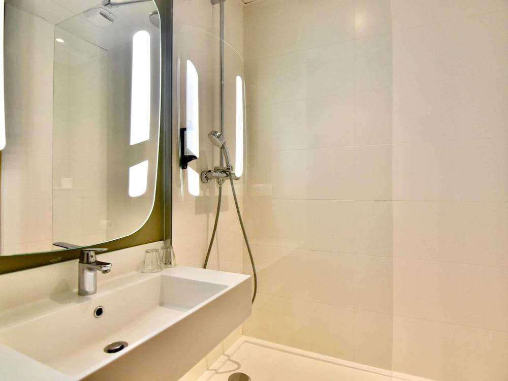 Habitaciones comunicantes del hotel Ibis Nantes Saint Herblain. Foto 3
