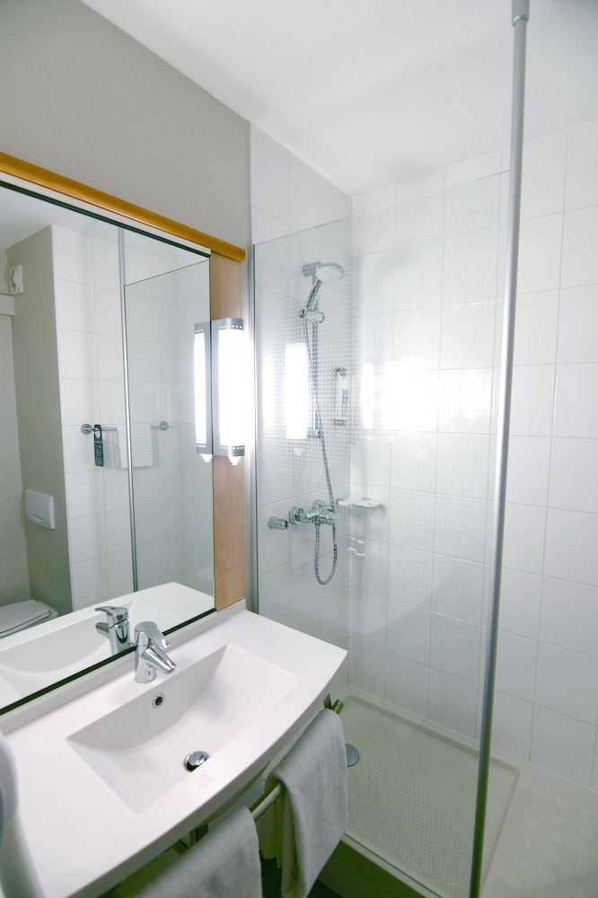Habitación estándar con camas individuales del hotel Ibis Nantes Saint Herblain. Foto 8