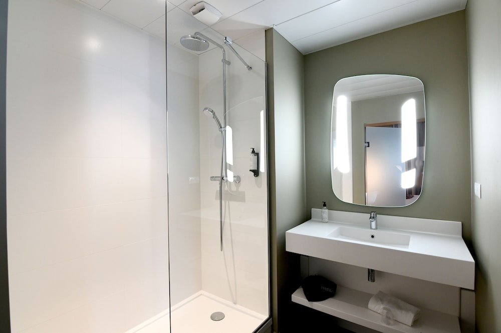 Habitación Familiar Premium con balcón del hotel Ibis Nantes Saint Herblain. Foto 4