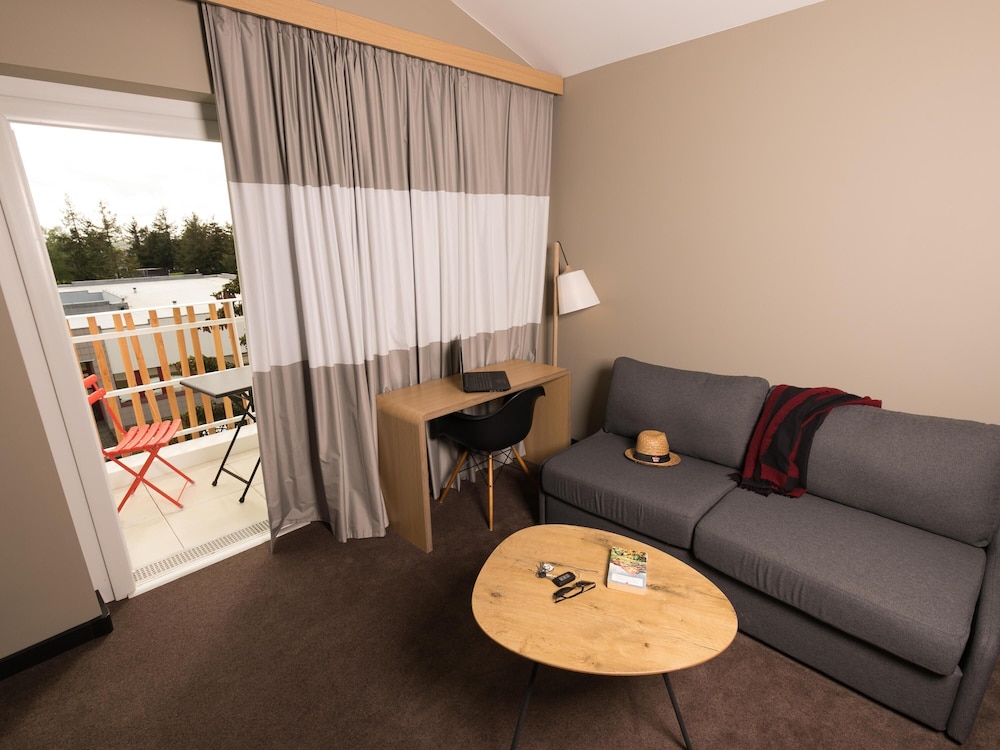 Habitación Familiar Premium con balcón del hotel Ibis Nantes Saint Herblain. Foto 11