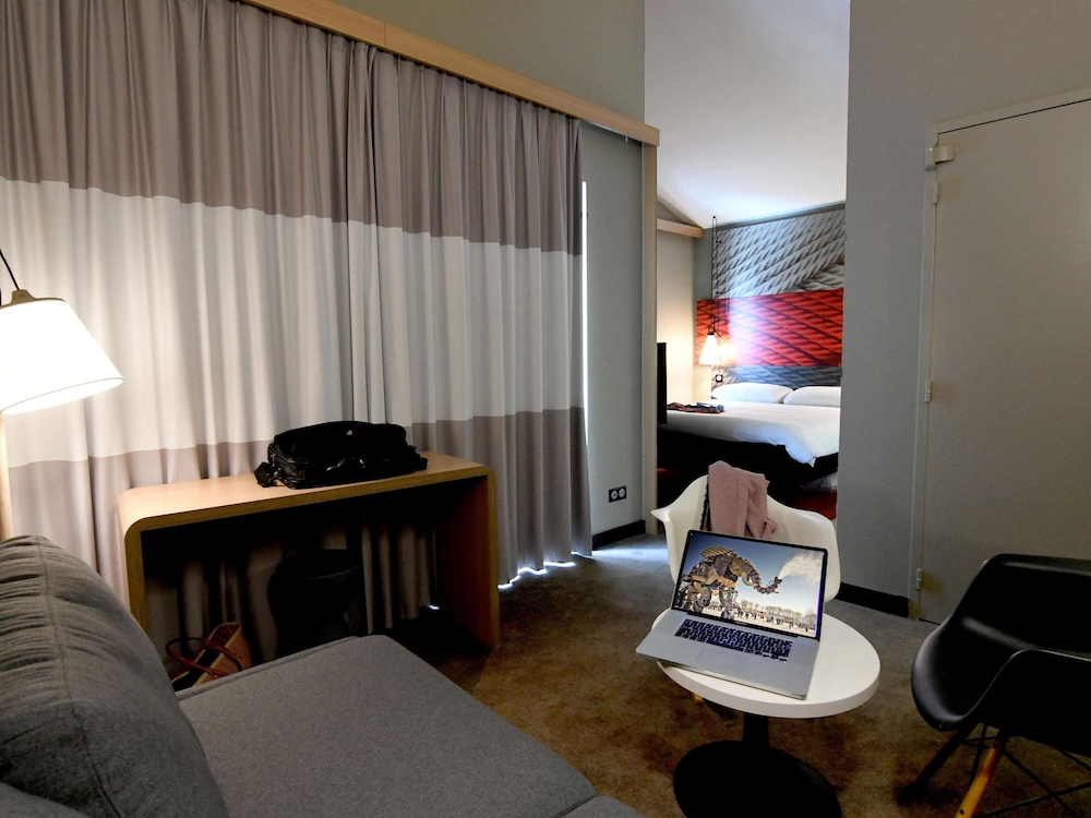Habitación Familiar Premium con balcón del hotel Ibis Nantes Saint Herblain. Foto 13