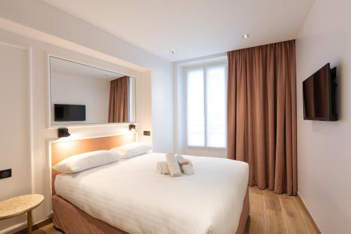 Habitación Doble Superior con vistas a la calle del hotel Au Coeur De Republique. Foto 1