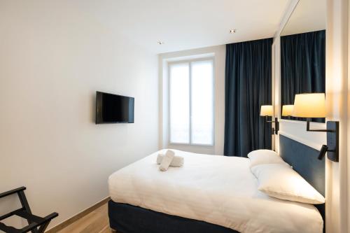 Habitación Doble Superior con vistas a la calle del hotel Au Coeur De Republique. Foto 32