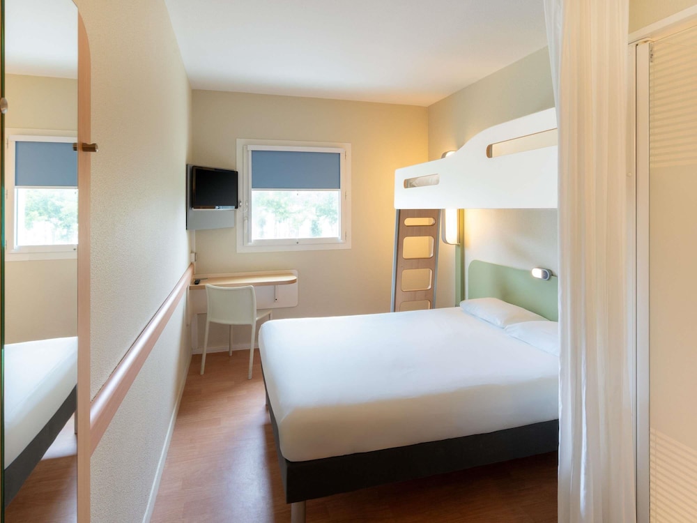 Habitación TRIPLE con una cama de gran tamaño y litera del hotel Ibis Budget Les Sables D'olonne