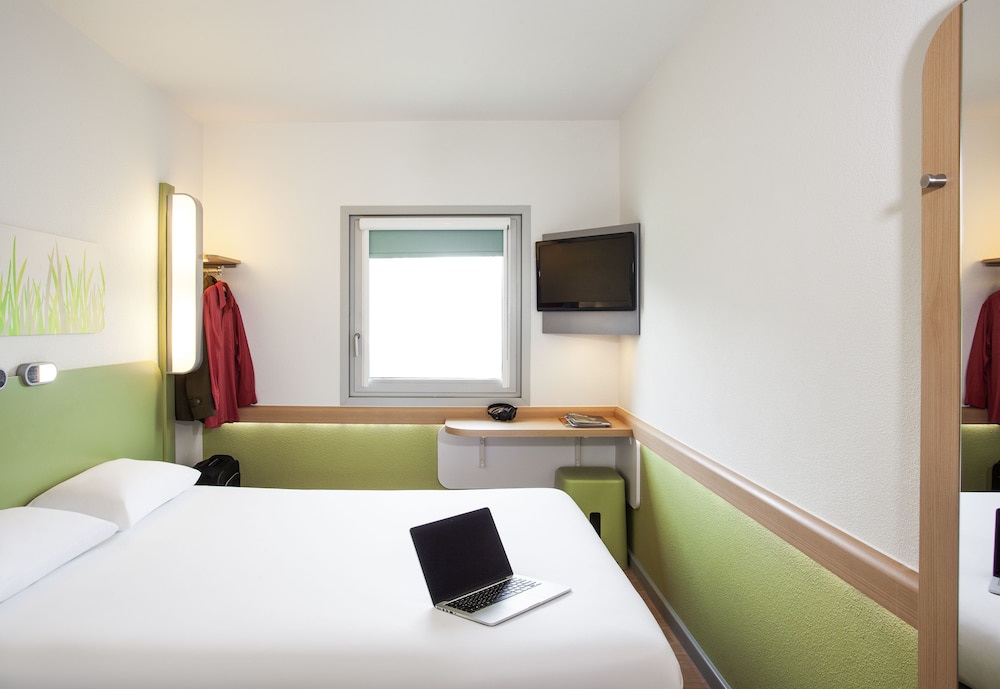 Habitación TRIPLE con una cama de gran tamaño y litera del hotel Ibis Budget Les Sables D'olonne. Foto 1
