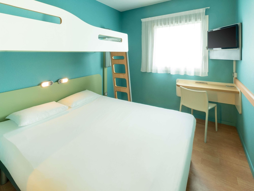 Habitación TRIPLE con una cama de gran tamaño y litera del hotel Ibis Budget Les Sables D'olonne. Foto 2