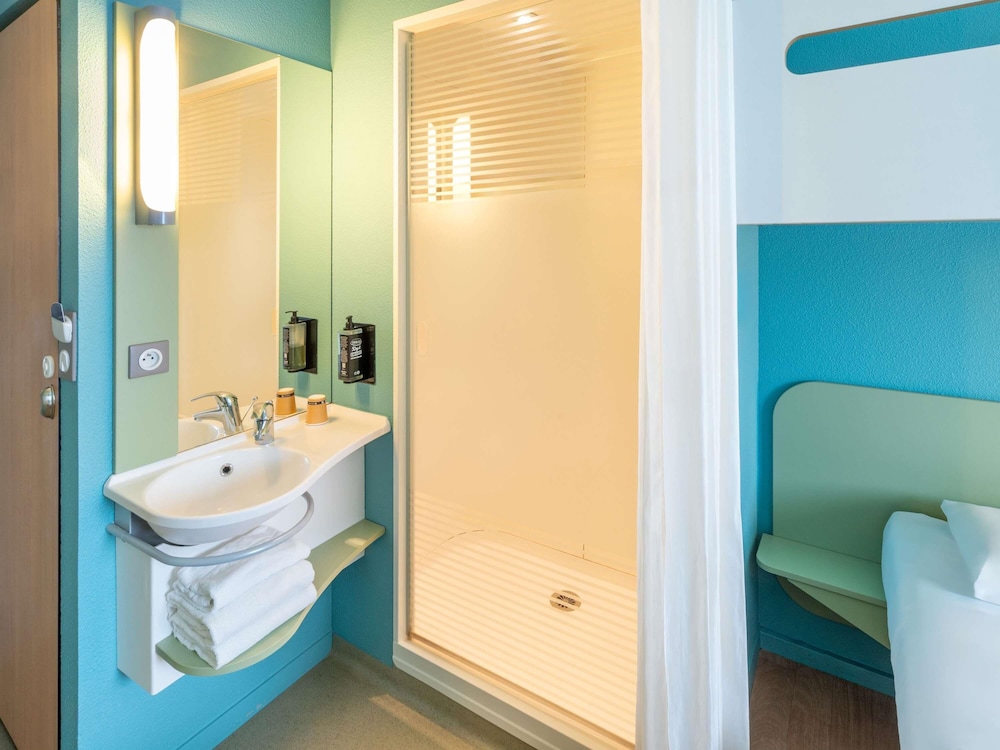 Habitación TRIPLE con una cama de gran tamaño y litera del hotel Ibis Budget Les Sables D'olonne. Foto 3