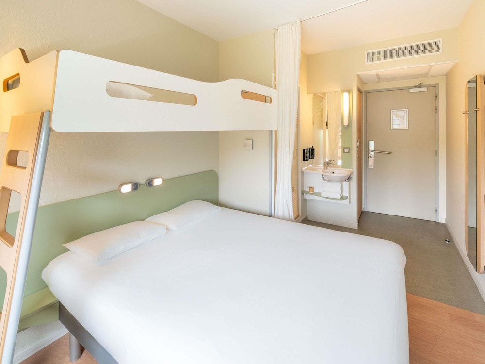 Habitación TRIPLE con una cama de gran tamaño y litera del hotel Ibis Budget Les Sables D'olonne. Foto 4
