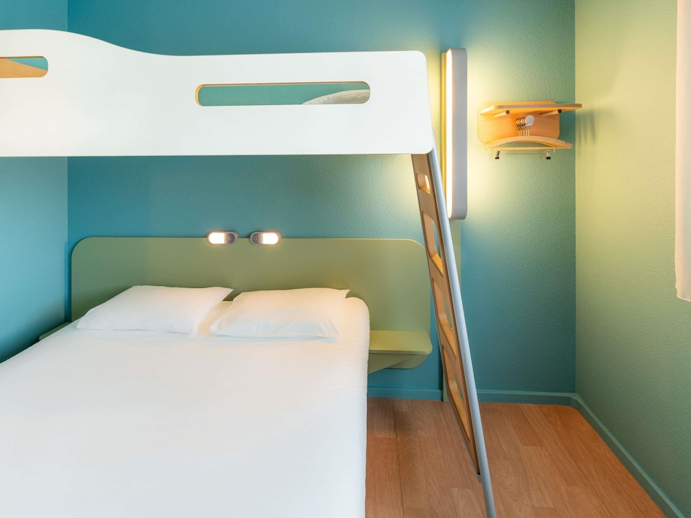 Habitación TRIPLE con una cama de gran tamaño y litera del hotel Ibis Budget Les Sables D'olonne. Foto 9