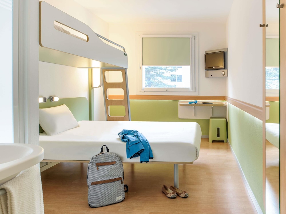 Habitación TRIPLE con una cama de gran tamaño y litera del hotel Ibis Budget Les Sables D'olonne. Foto 10