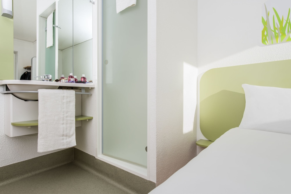Habitación TRIPLE con una cama de gran tamaño y litera del hotel Ibis Budget Les Sables D'olonne. Foto 11