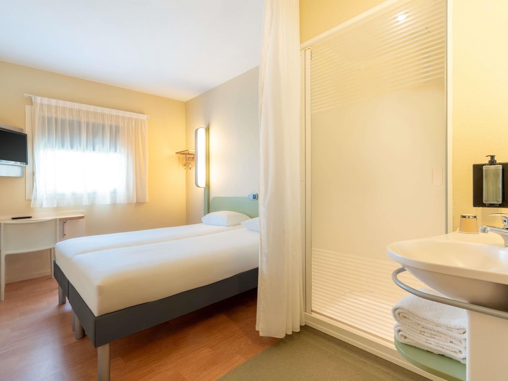 Habitación con dos camas individuales del hotel Ibis Budget Les Sables D'olonne