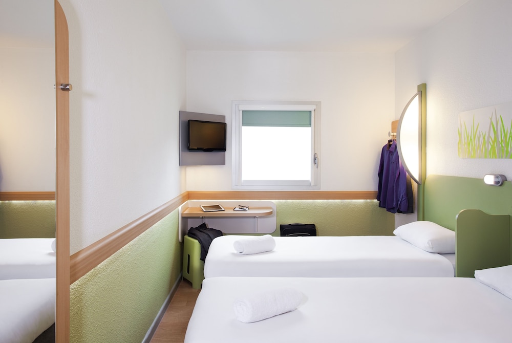 Habitación con dos camas individuales del hotel Ibis Budget Les Sables D'olonne. Foto 1