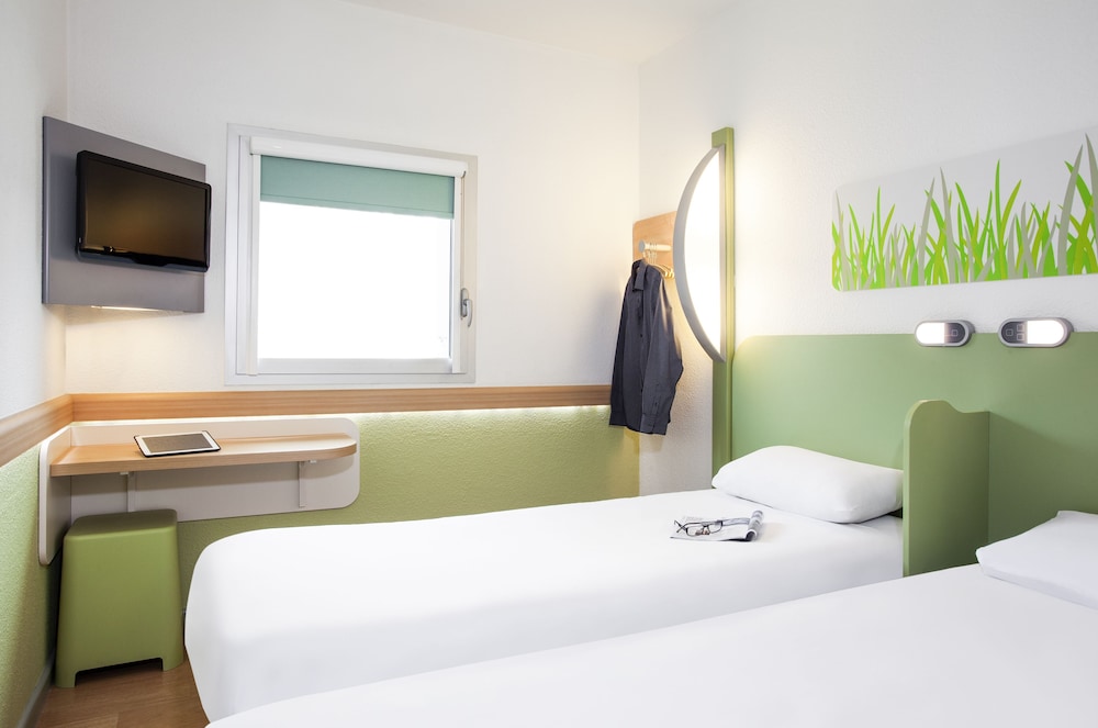 Habitación con dos camas individuales del hotel Ibis Budget Les Sables D'olonne. Foto 2