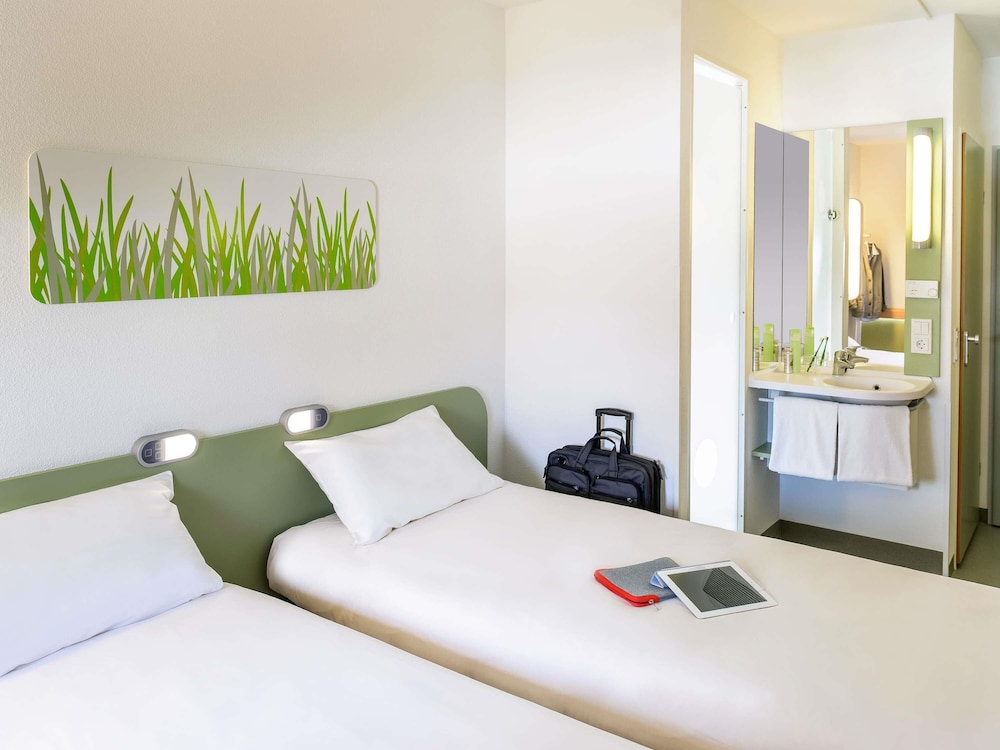 Habitación con dos camas individuales del hotel Ibis Budget Les Sables D'olonne. Foto 6