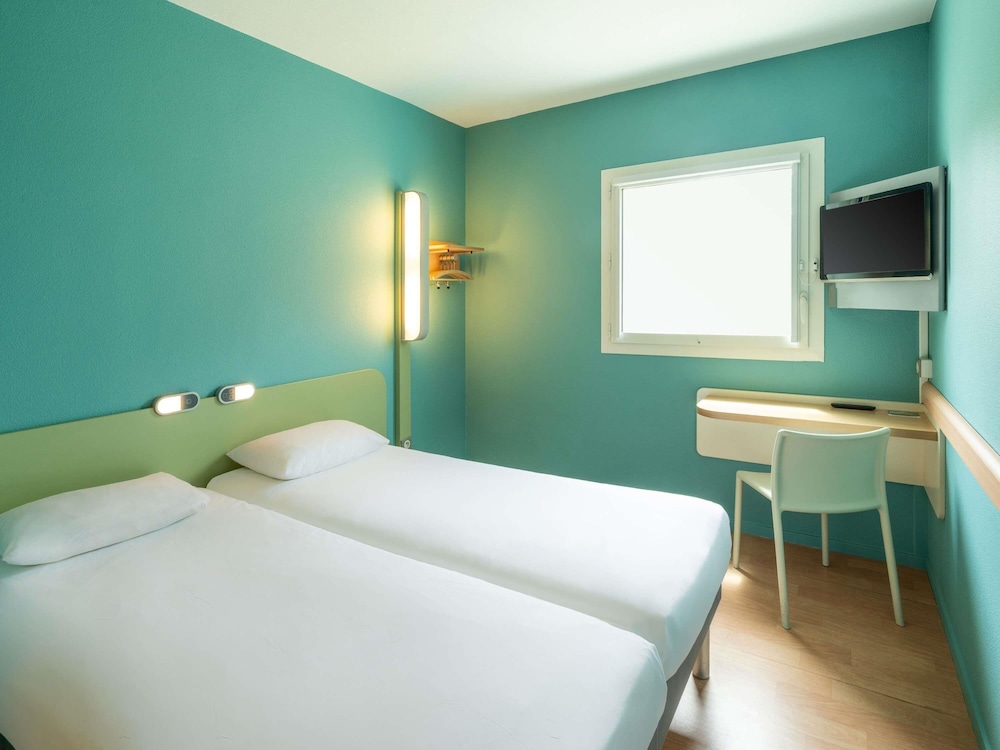 Habitación con dos camas individuales del hotel Ibis Budget Les Sables D'olonne. Foto 7