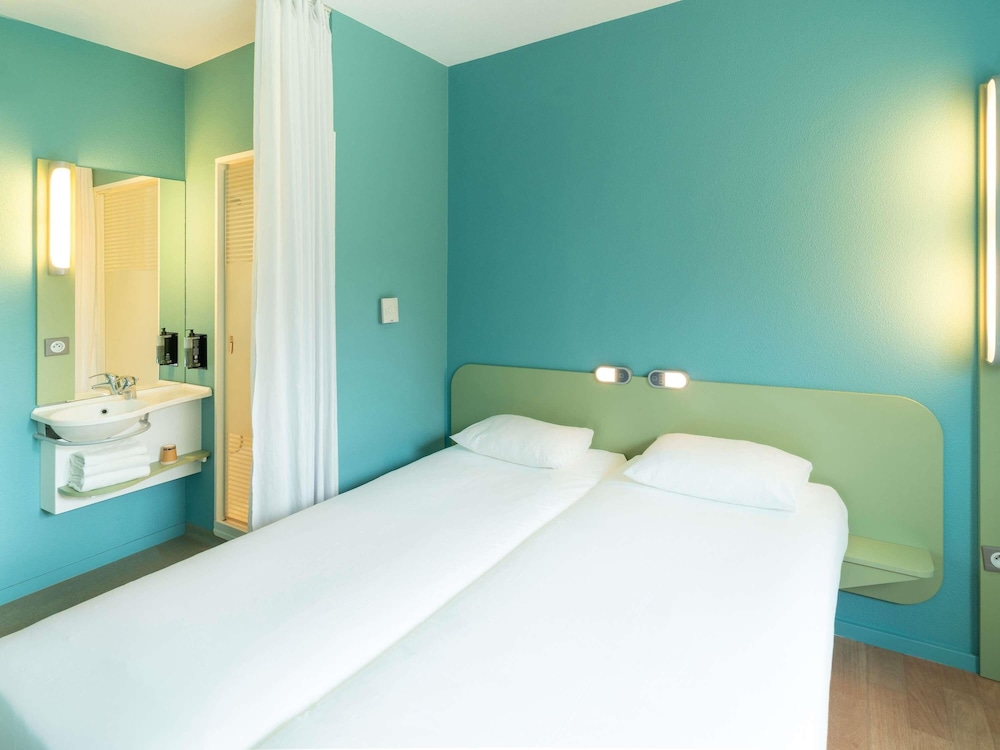 Habitación con dos camas individuales del hotel Ibis Budget Les Sables D'olonne. Foto 8