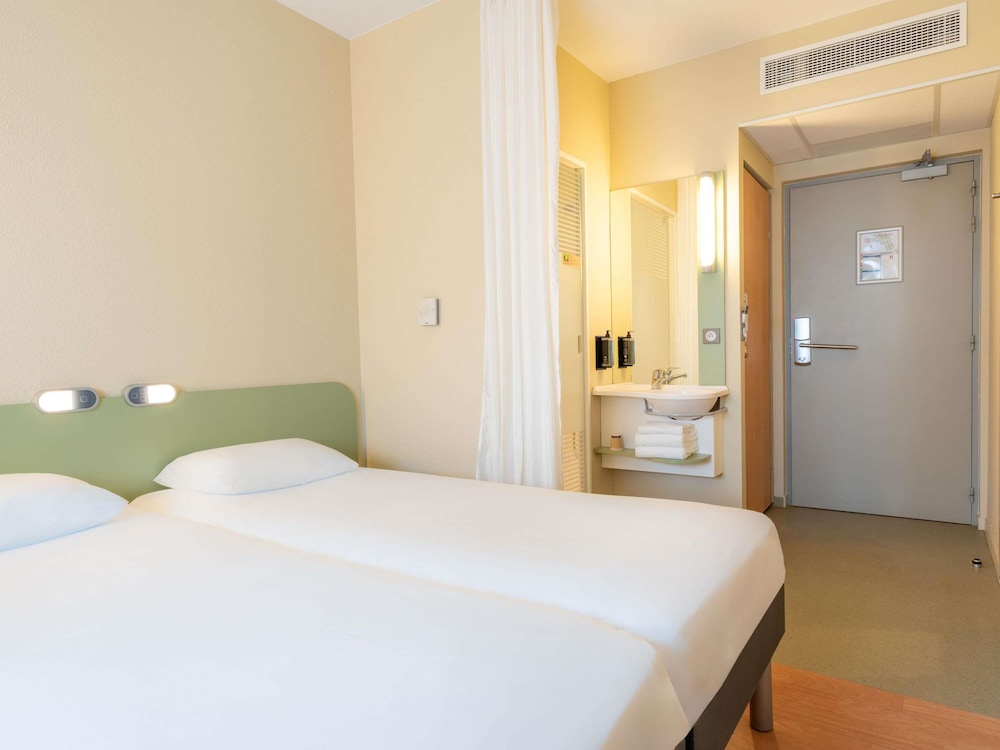 Habitación con dos camas individuales del hotel Ibis Budget Les Sables D'olonne. Foto 9