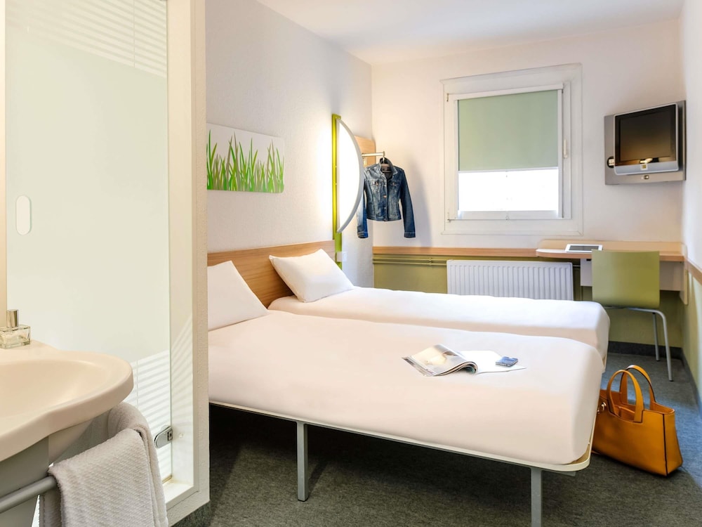 Habitación con dos camas individuales del hotel Ibis Budget Les Sables D'olonne. Foto 10