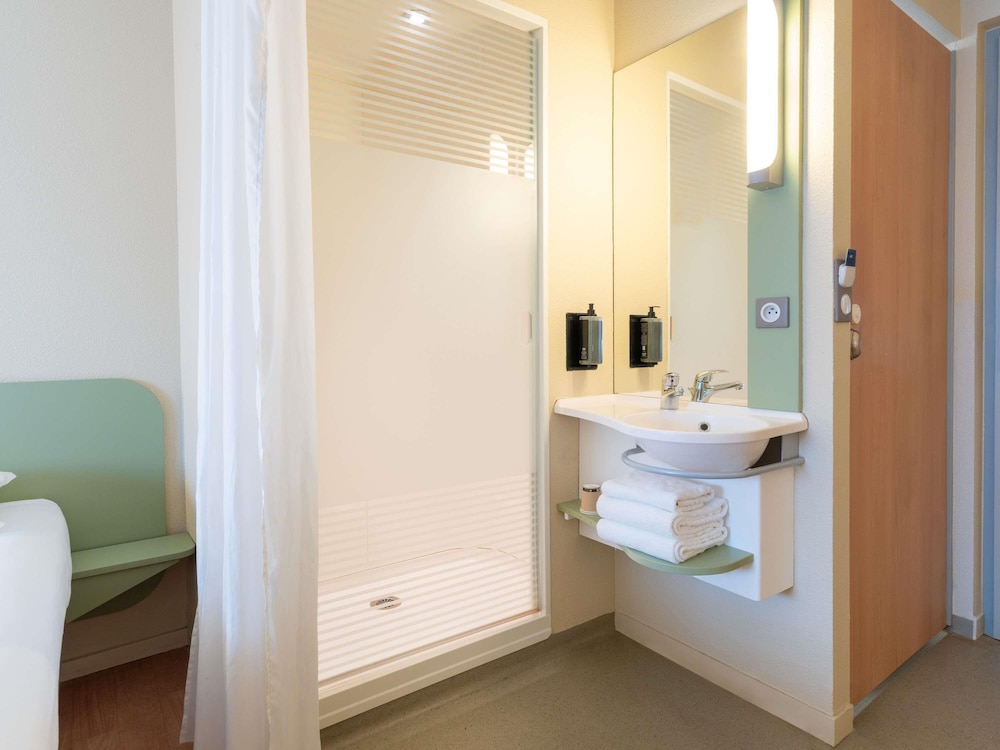 Habitación con dos camas individuales del hotel Ibis Budget Les Sables D'olonne. Foto 11