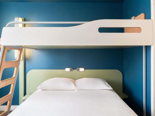 Habitación - 1 cama grande y 1 litera del hotel Ibis Budget Paris La Villette 19eme. Foto 1