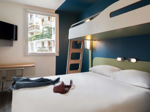 Habitación - 1 cama grande y 1 litera del hotel Ibis Budget Paris La Villette 19eme. Foto 2