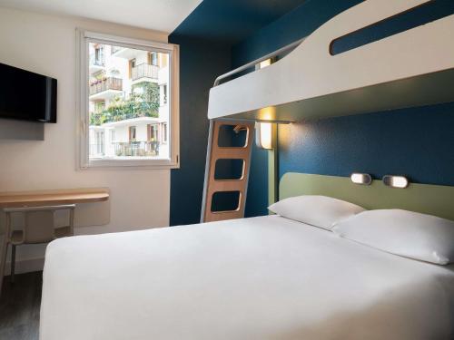 Habitación - 1 cama grande y 1 litera del hotel Ibis Budget Paris La Villette 19eme. Foto 6