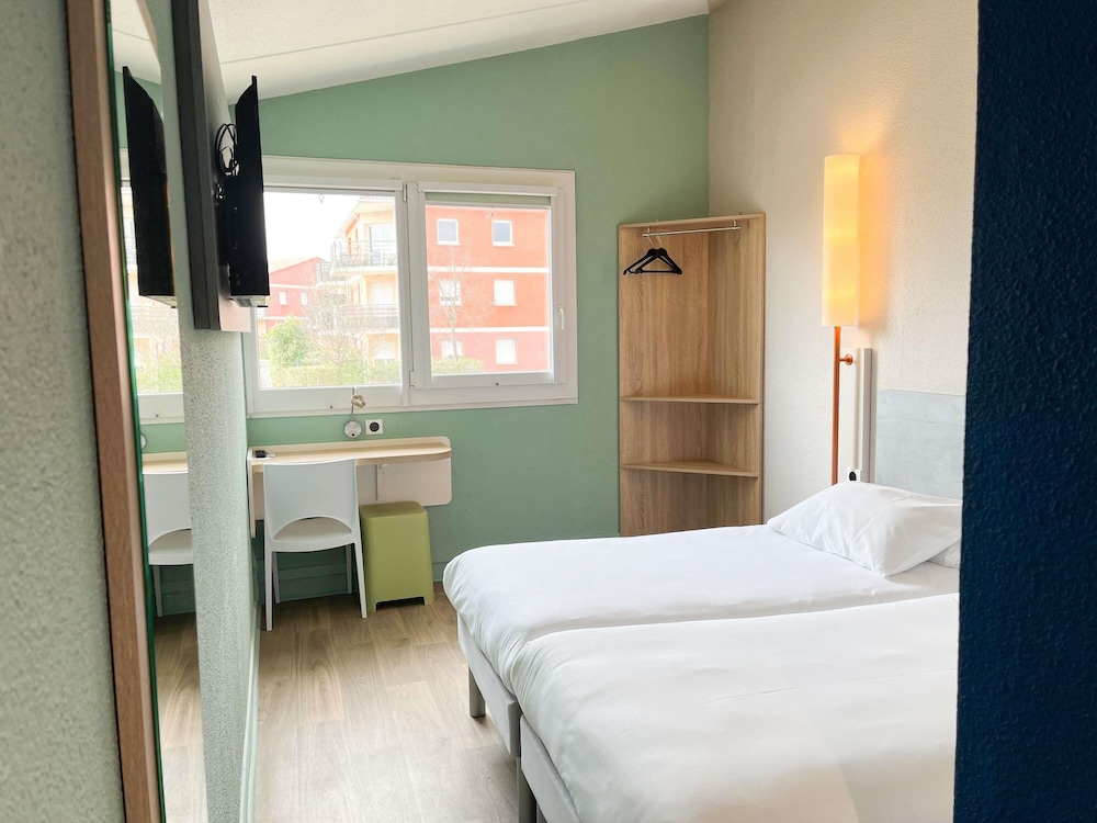 Habitación Twin con dos camas individuales del hotel Ibis Budget Alès Saint Christol