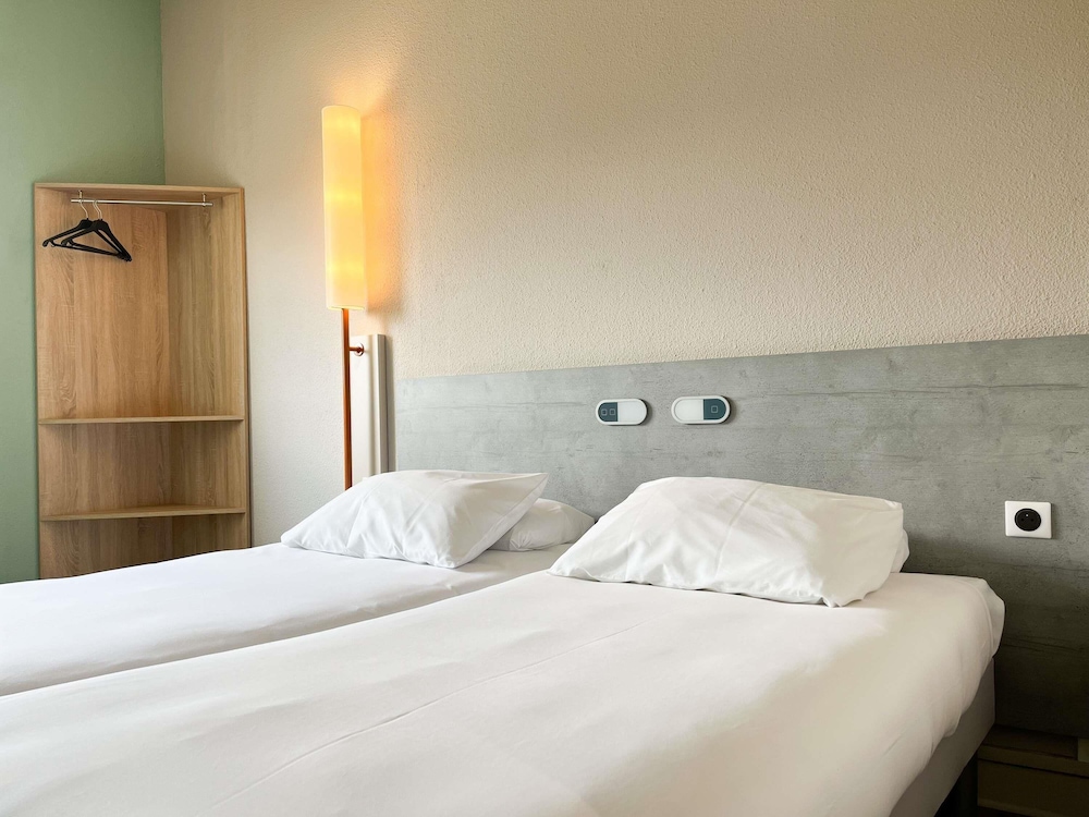 Habitación Twin con dos camas individuales del hotel Ibis Budget Alès Saint Christol. Foto 3
