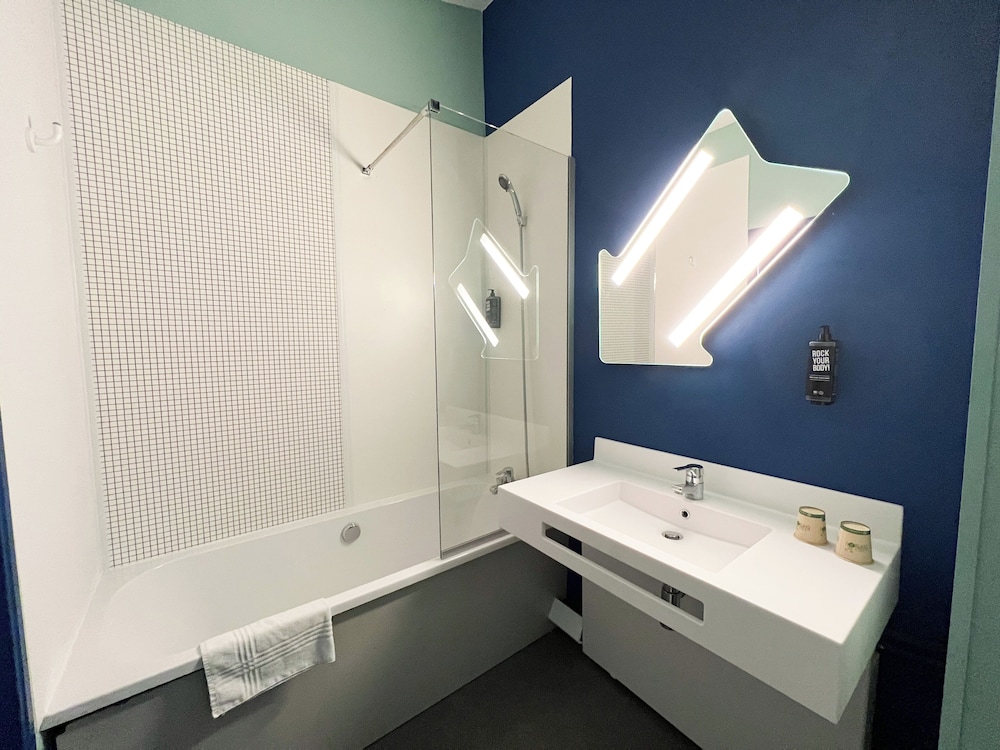 Habitación Twin con dos camas individuales del hotel Ibis Budget Alès Saint Christol. Foto 4