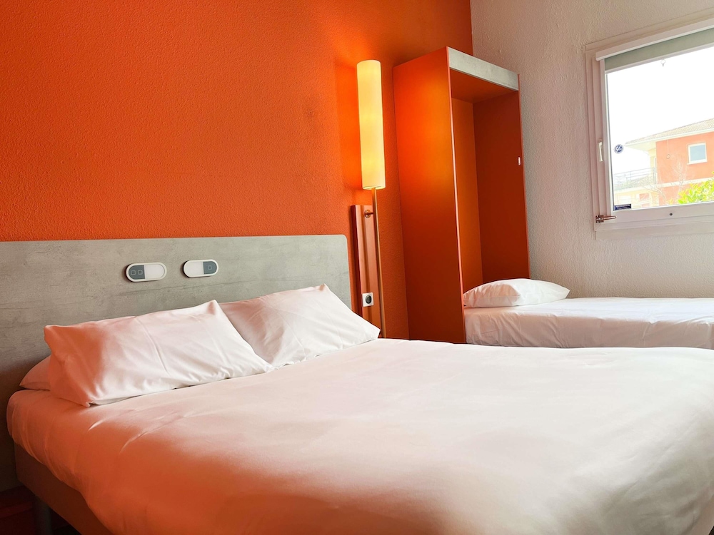 Habitación estándar con 1 cama doble y 1 cama individual del hotel Ibis Budget Alès Saint Christol