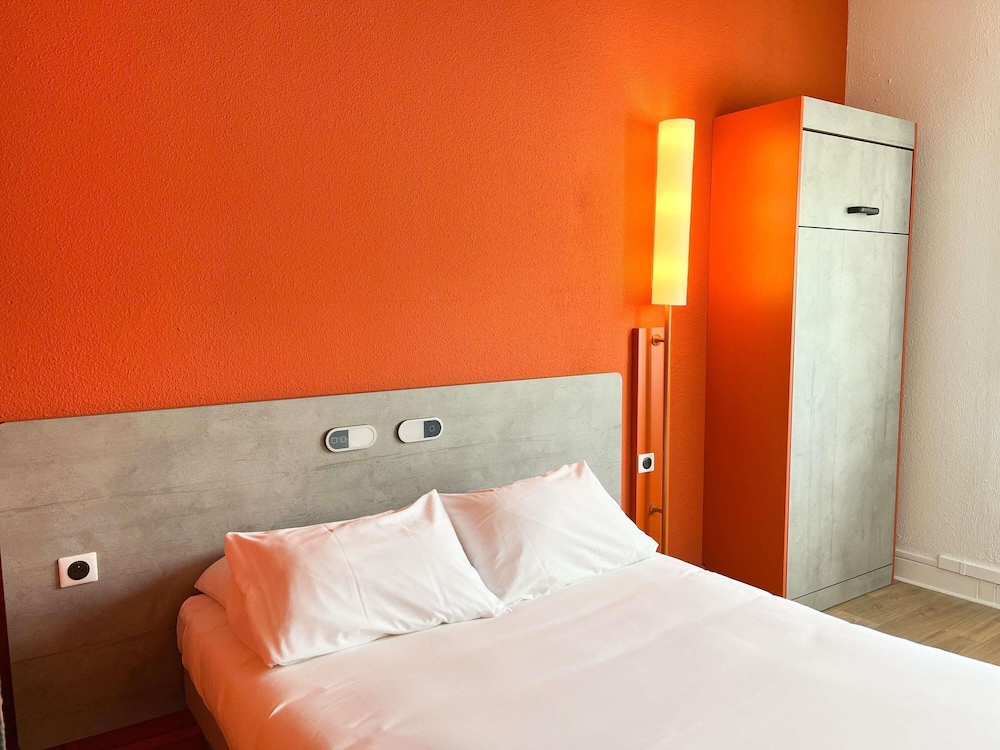 Habitación estándar con 1 cama doble y 1 cama individual del hotel Ibis Budget Alès Saint Christol. Foto 4
