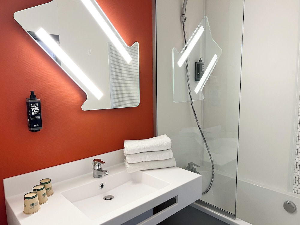Habitación estándar con 1 cama doble y 1 cama individual del hotel Ibis Budget Alès Saint Christol. Foto 6