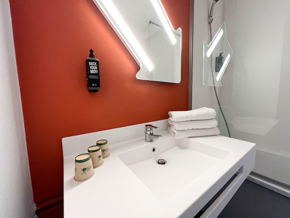 Habitación estándar con 1 cama doble y 1 cama individual del hotel Ibis Budget Alès Saint Christol. Foto 8