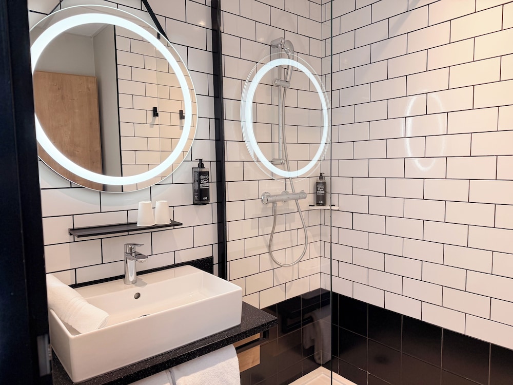 Habitación Estándar con 1 cama doble del hotel Ibis Lunel Petite Camargue. Foto 4