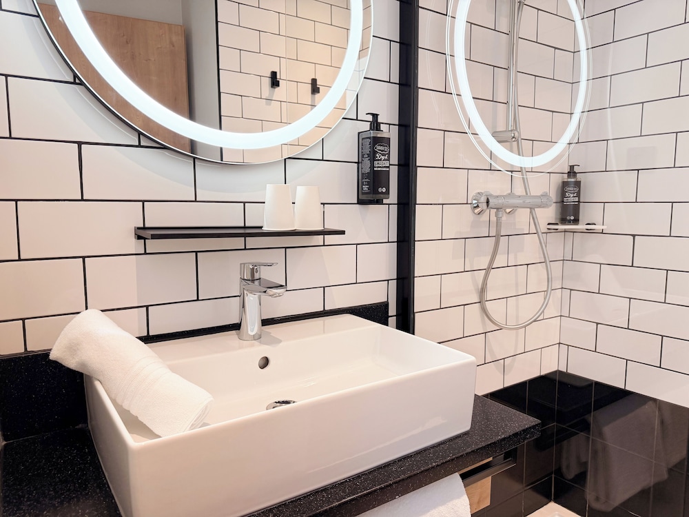 Habitación Estándar con 1 cama doble del hotel Ibis Lunel Petite Camargue. Foto 5